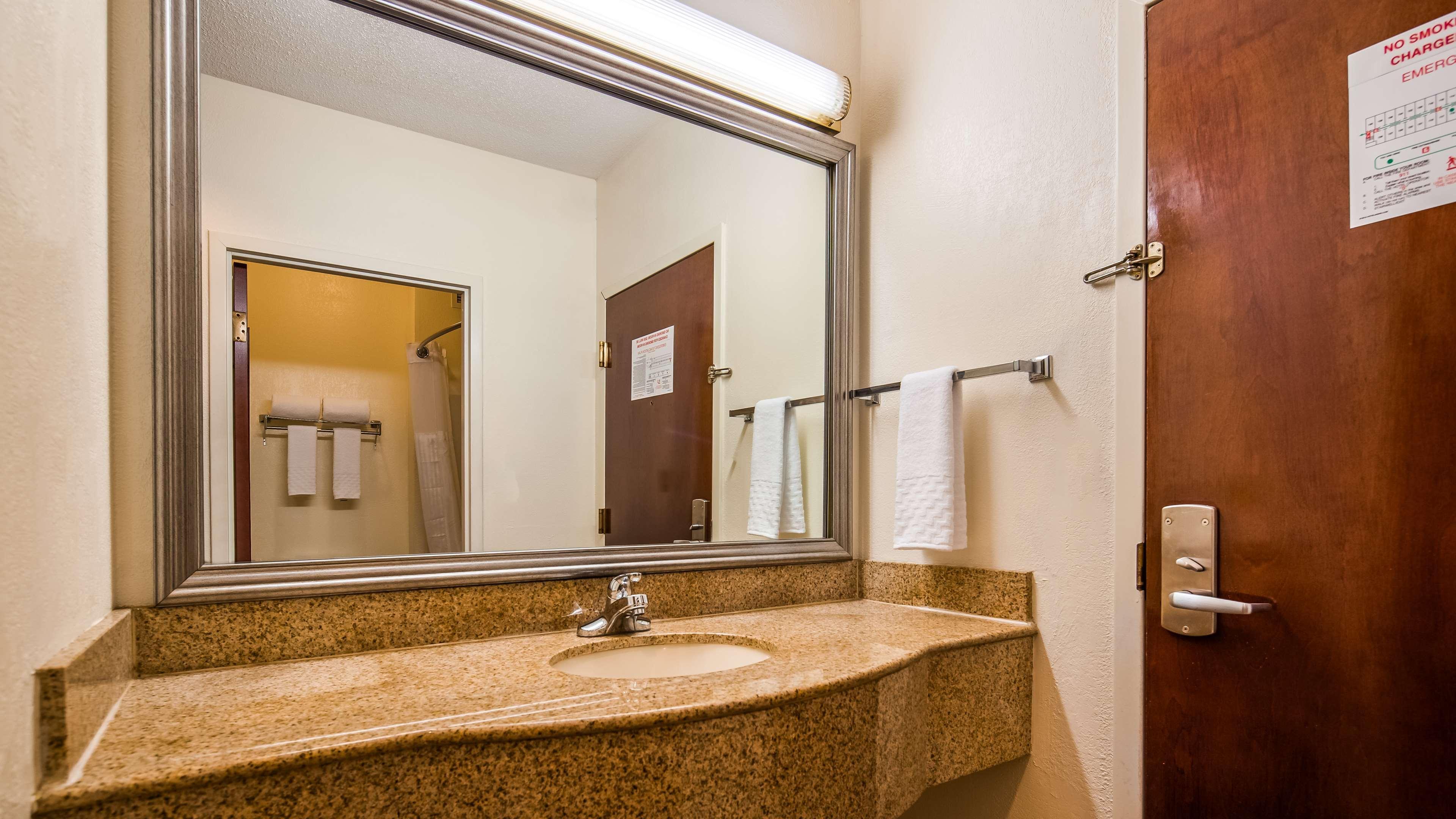 Best Western Plus South Hill Inn Екстер'єр фото